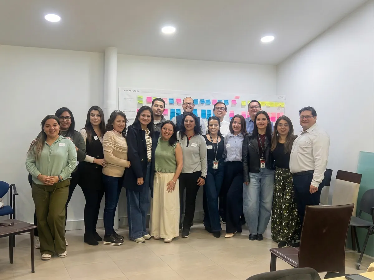 Equipo en Cuenca frente al trabajo del taller pegado en la pared.