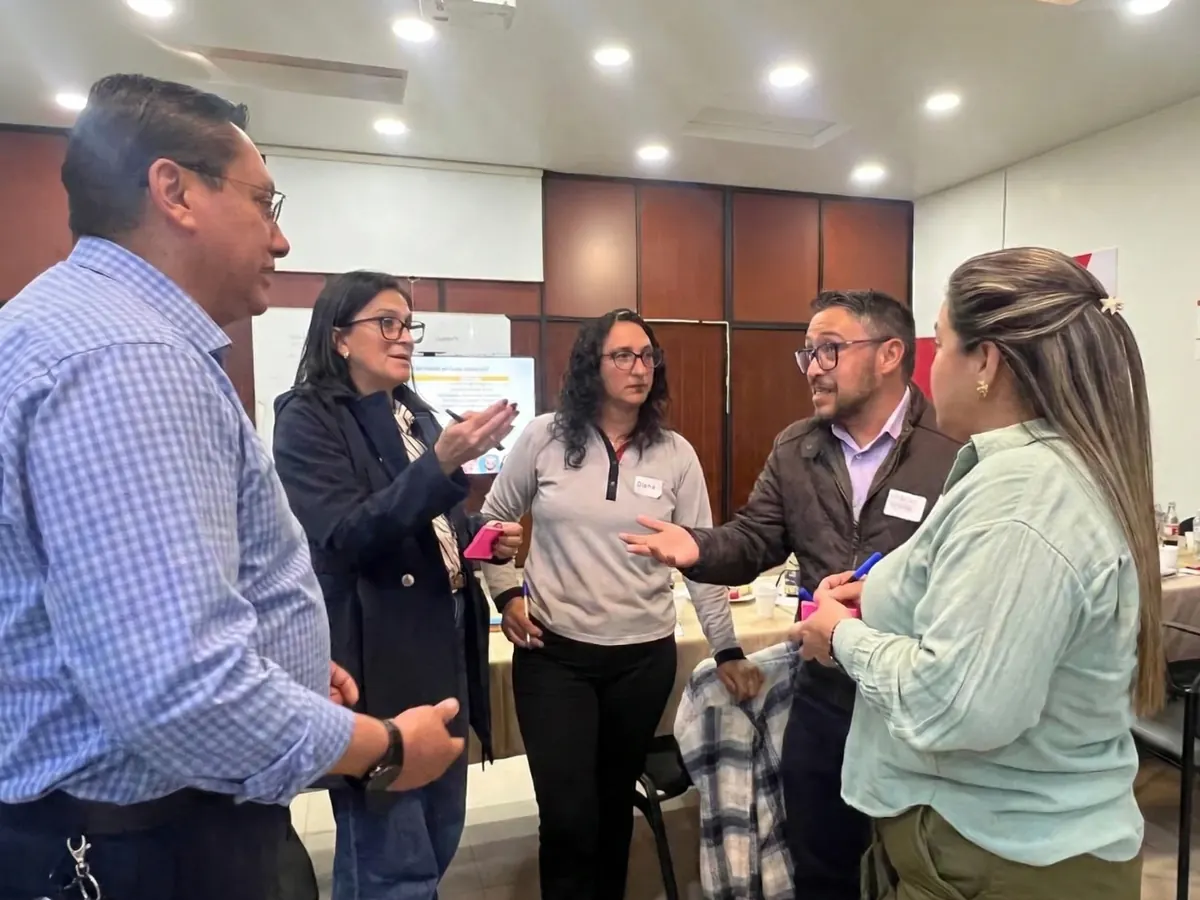 Participantes conversando en una dinámica del taller en Cuenca.