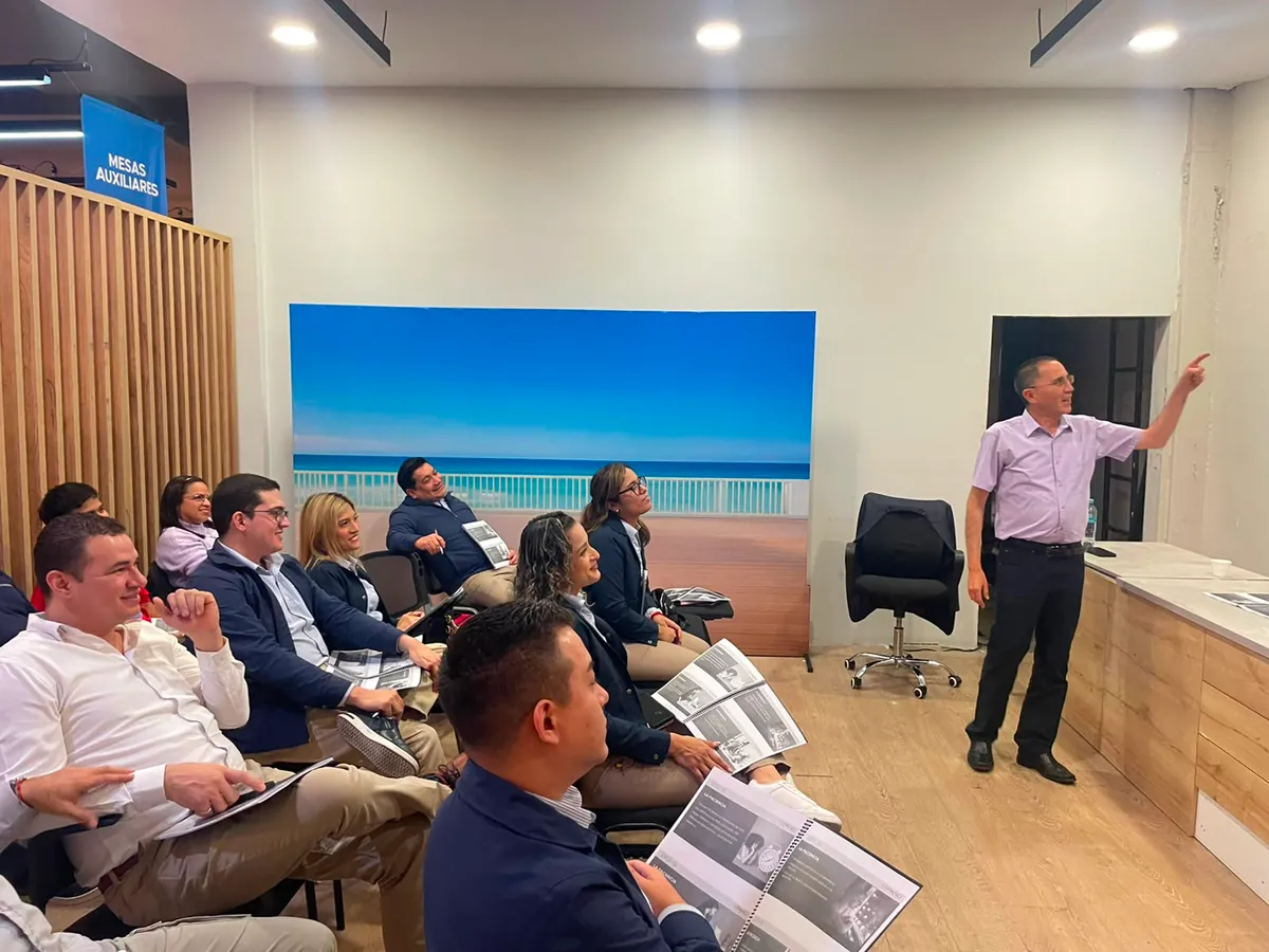 Facilitador de Expand guiando una sesión del taller en Guayaquil.