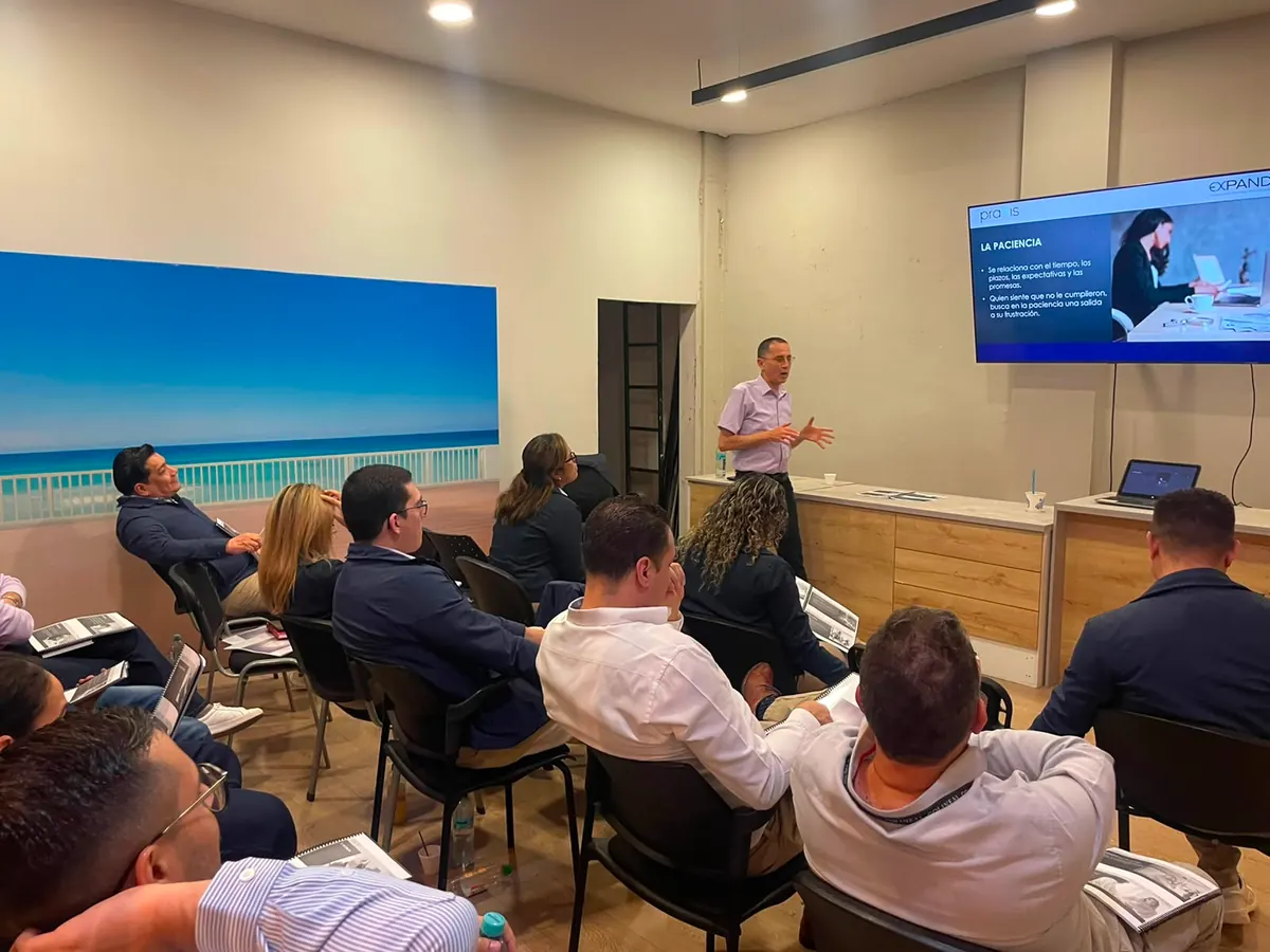 Equipo atento a la exposición durante el taller en Guayaquil.