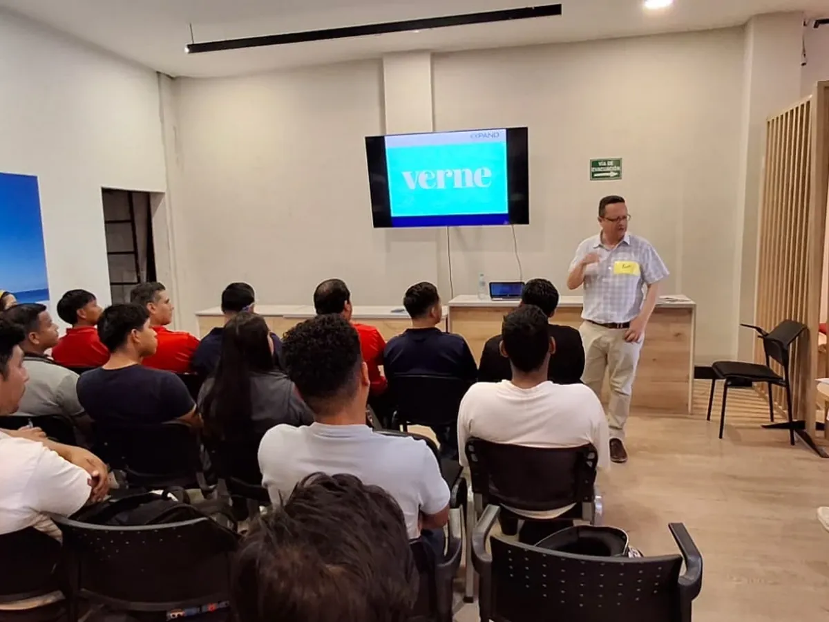 Facilitador de Expand frente a un grupo numeroso durante el taller en Guayaquil.