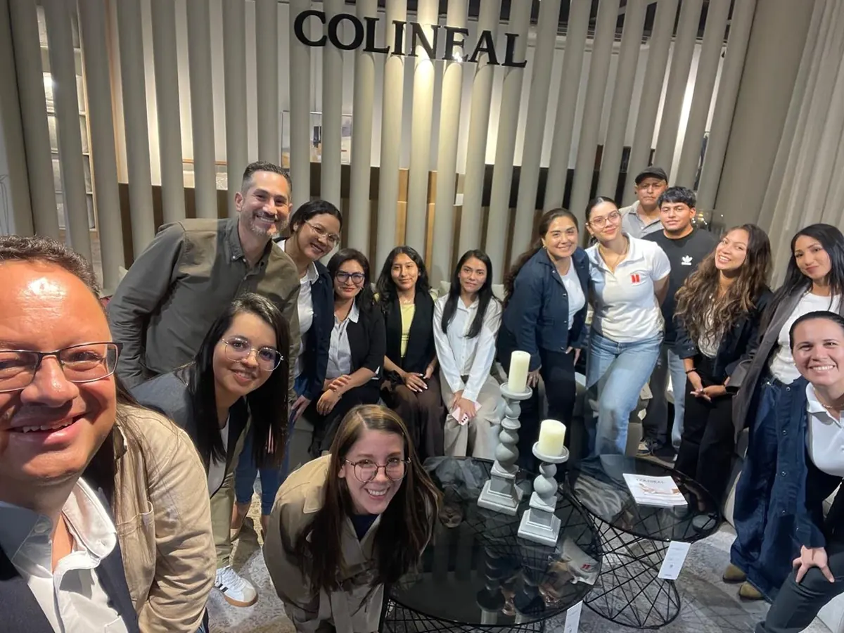 Grupo del taller reunido en una tienda de Lima.