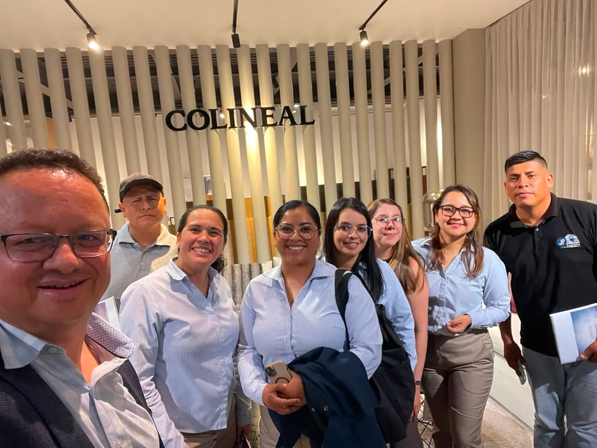 Facilitador de Expand con parte del equipo en Lima.