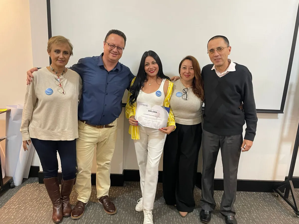 Participantes con sus diplomas al cerrar el taller en Quito.