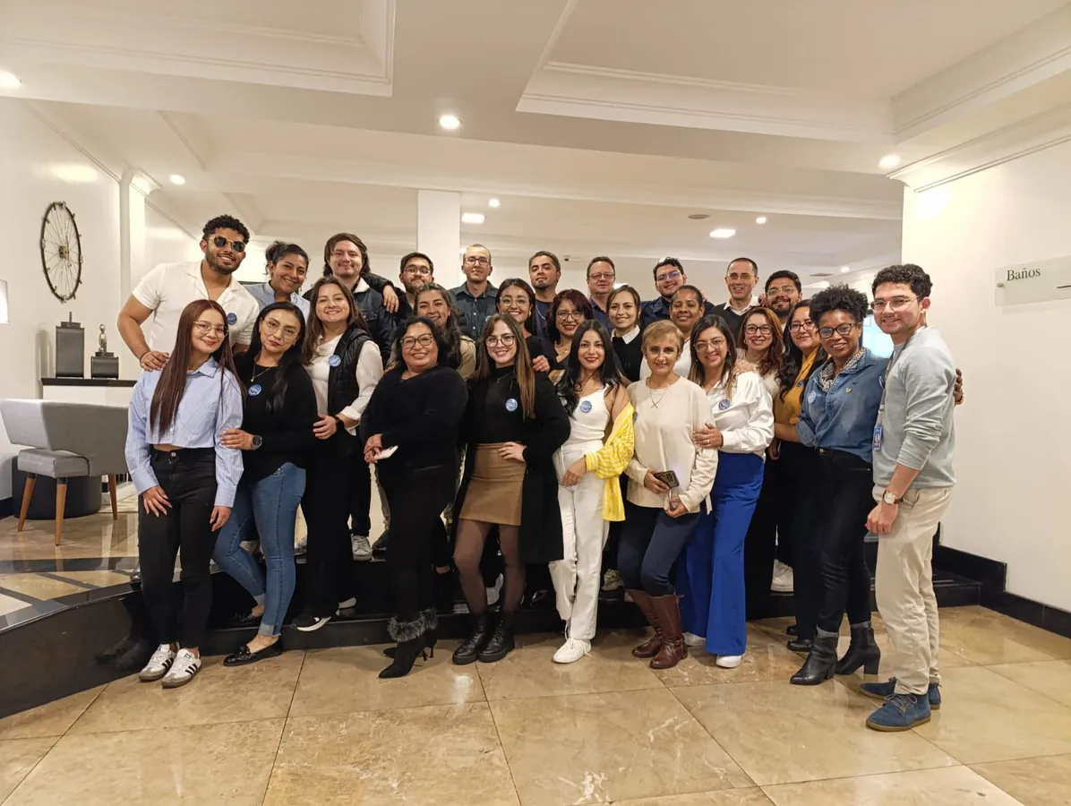 Grupo completo durante la capacitación en Quito.