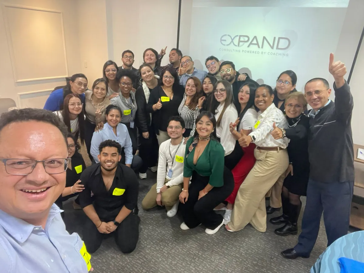 Equipo celebrando el cierre del taller en Quito.